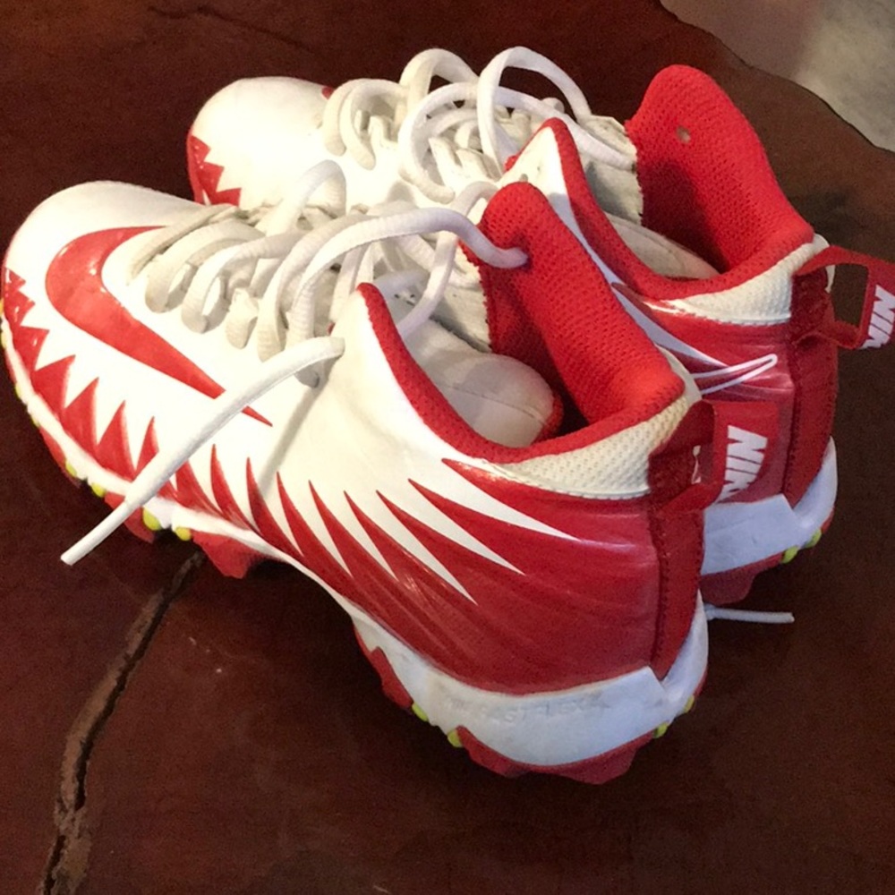 Nike Boys Size 3 Cleats 🏈🥍